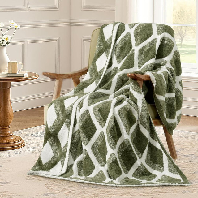 Amélie Home Checkered Throw Blanket for Couch Bed Sofa, Reversible Ultra Soft Cozy Warm Blanket for Living Room Bedroom, 50" x 60", Diamond Green