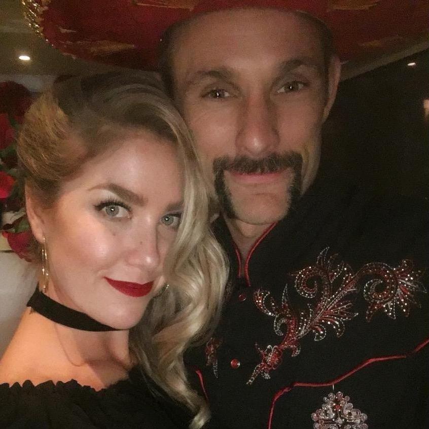 Costume party partner in crime!