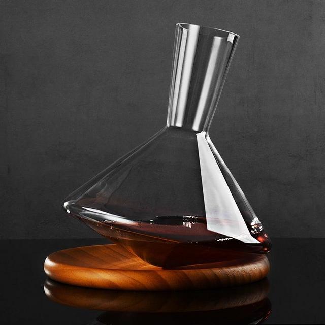 Spinning decanter with a wooden base