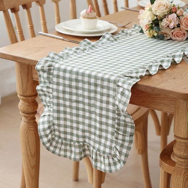 HunnmingRe 1 Pcs Green Plaid Gingham Ruffle Table Runner 118 x 13.8'' Farmhouse Table Runner 100% Cotton Scalloped Long Dresser Scarves for Dining Room, Wedding, Kitchen Rustic Home Decor