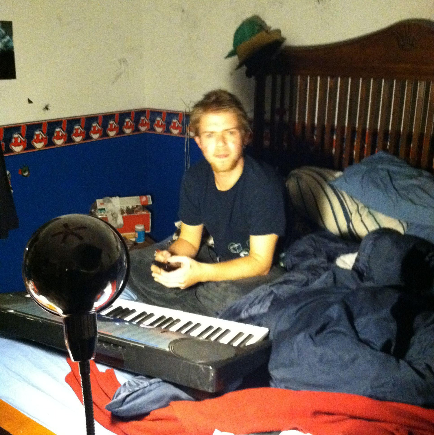 Kyle has kept secret a lot of his talents ... watch, he plays the guitar, the keyboard and he is a great fisher !!!