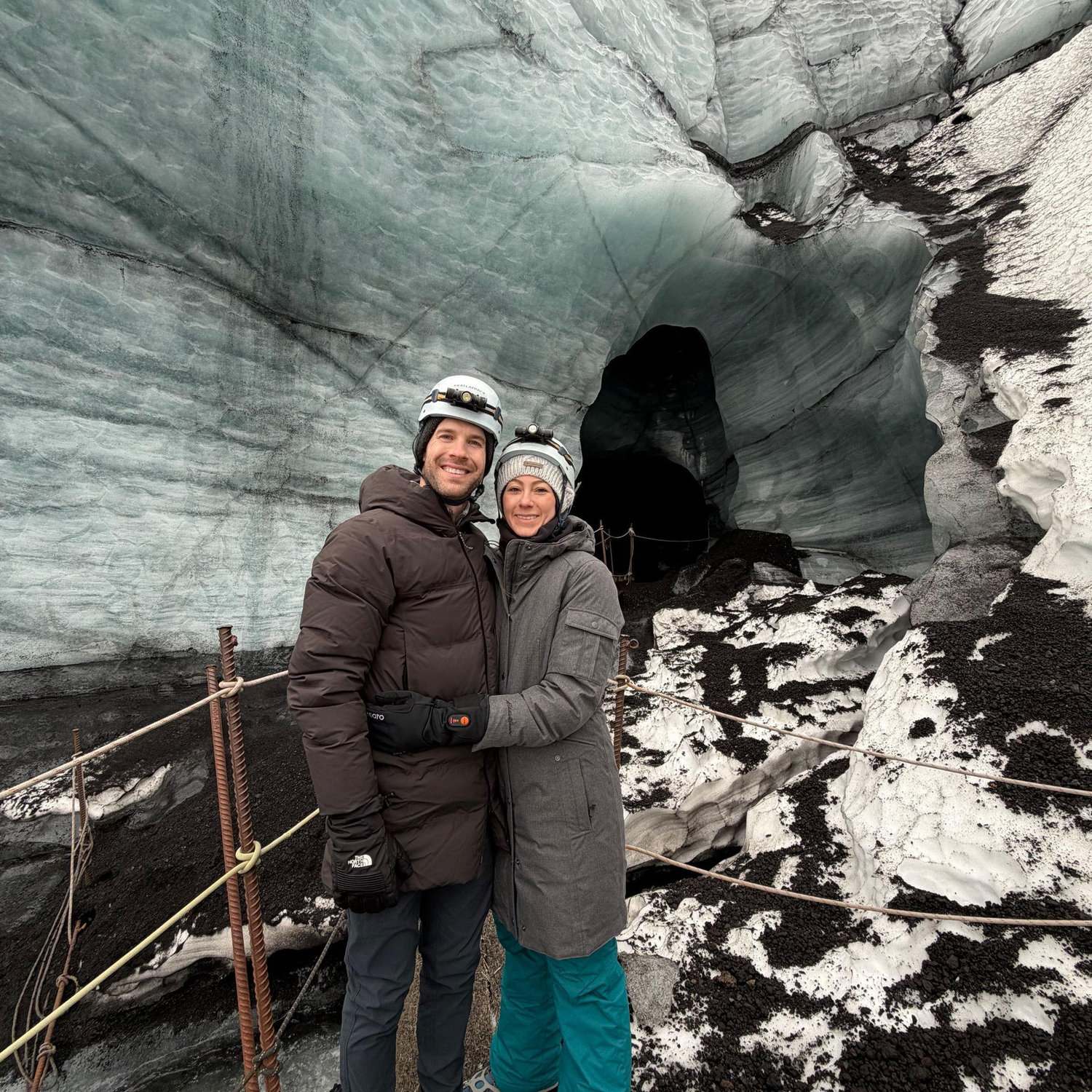 Exploring an ice cave together - one of the coolest adventures we’ve ever shared (literally).

Explorando una cueva de hielo juntos - una de las aventuras más bacanas que hemos vivido (literalmente congelados).
