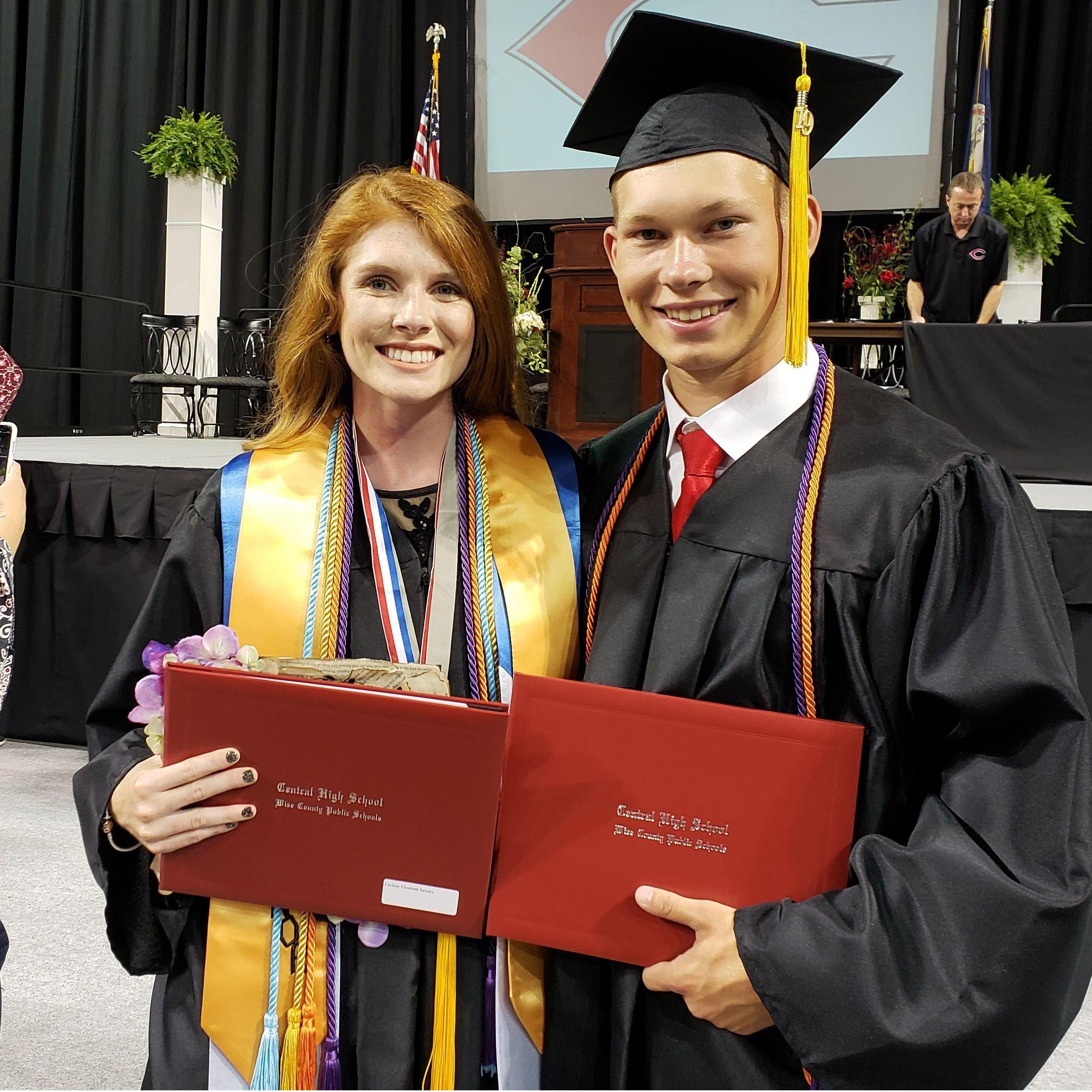 Carlee & Peyton at graudation!