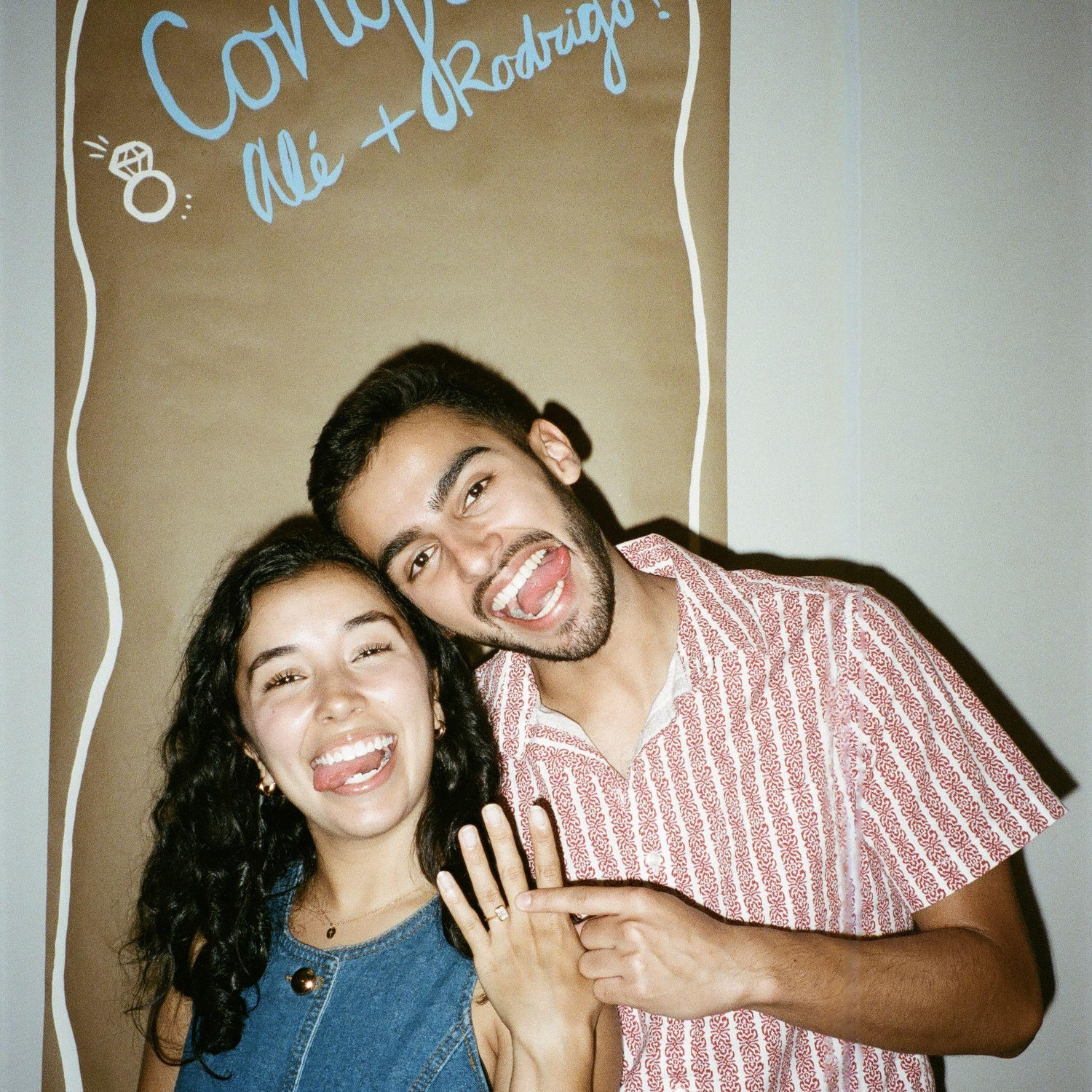he put a ring on it! |  le puso un anillo!