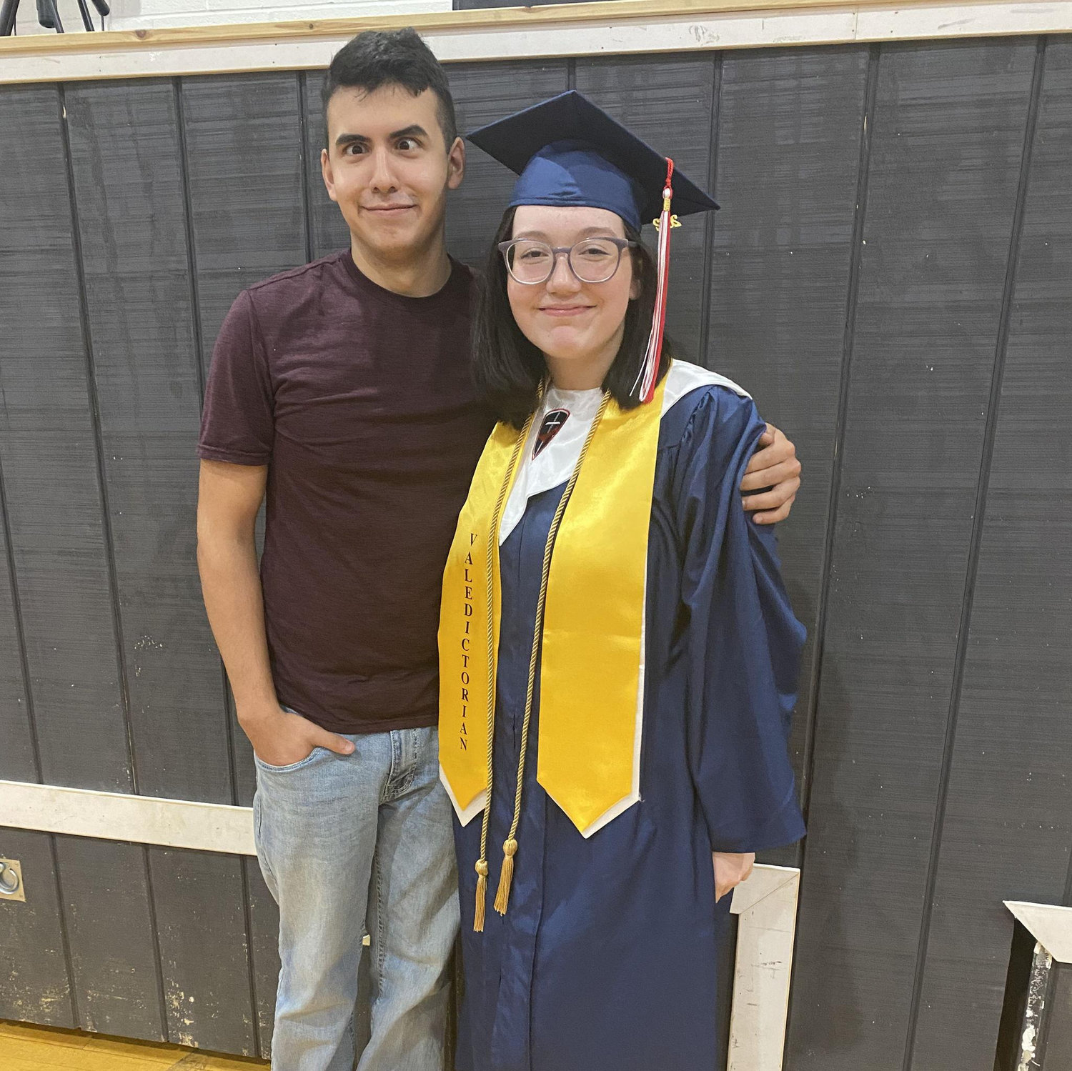 This is from Willow's highschool graduation in 2022!

¡Esto es de la graduación de secundaria de Willow en 2022!