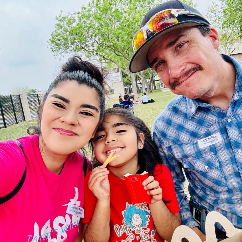 School lunch with our girl 👧🏻 🩷