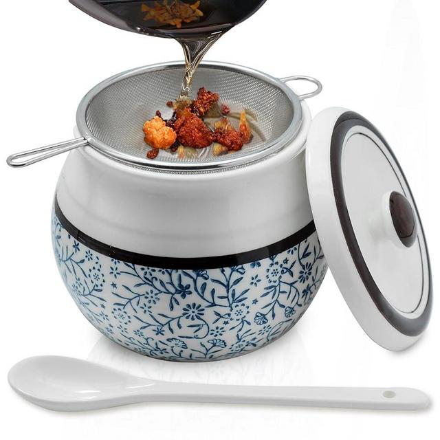 Caylielam Ceramic Bacon Grease Saver with Strainer, 23oz Kitchen Cooking Oil Disposal Container, Dust-proof Bacon Fat Storage Caddy, Elegant White Can and Blue Pattern, Spoon Included