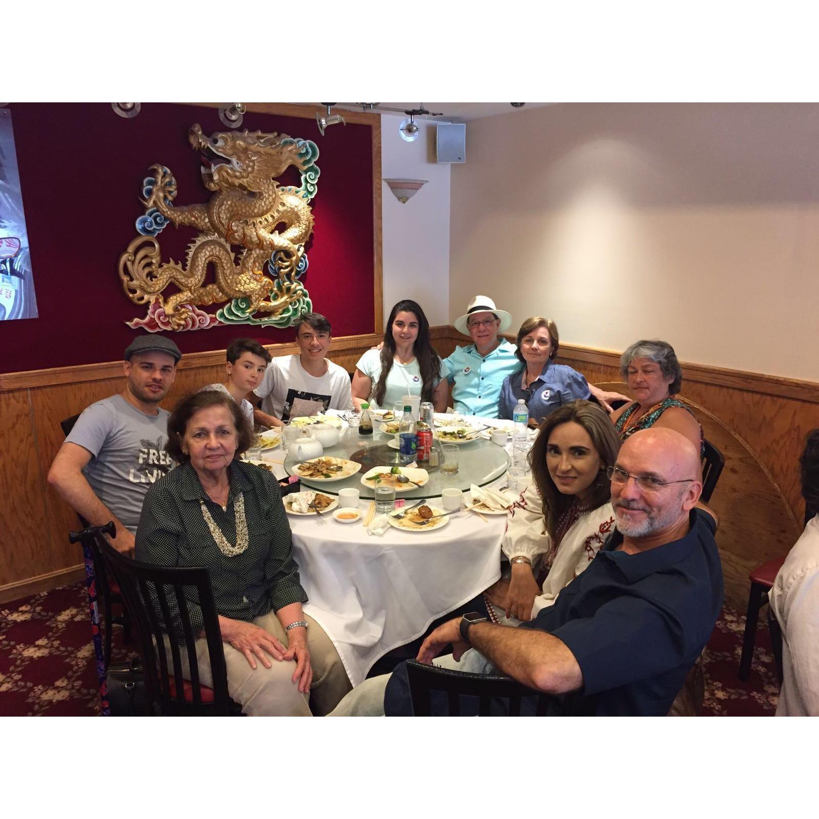 Comiendo con mis hermanos los Romero-Domador en Boston.