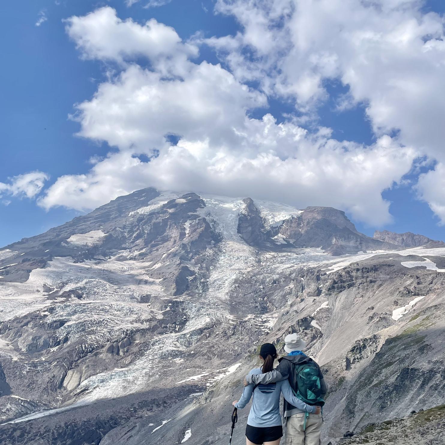 We visited Seattle and Mount Rainier in August 2023. 2023 年 8 月, 我们一起去到华盛顿州西雅图和雷尼尔山国家公园。