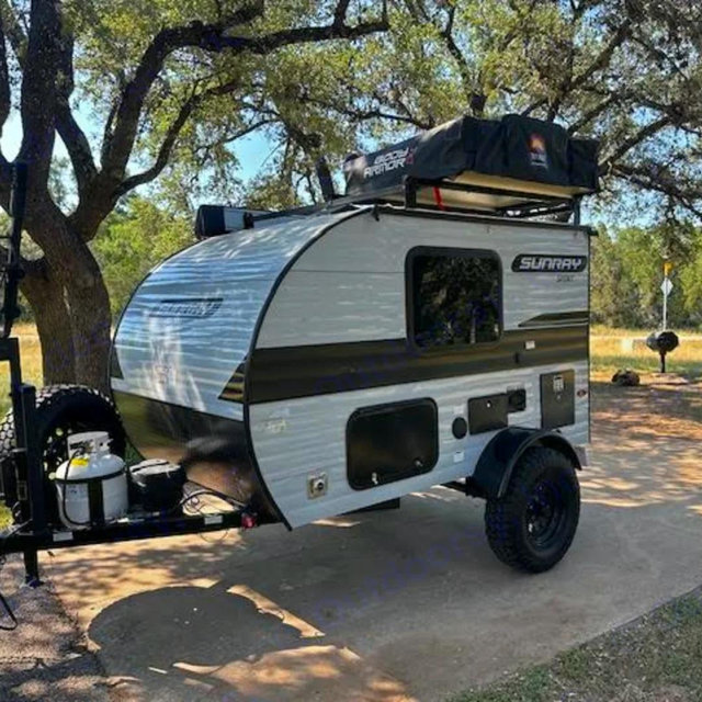 Help the couple acquire a capsule to make their travels and adventures easier. ✈️🚀