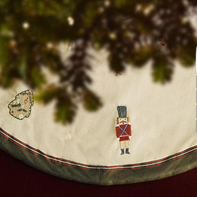 DECORATIVE EMBROIDERED CHRISTMAS TREE SKIRT