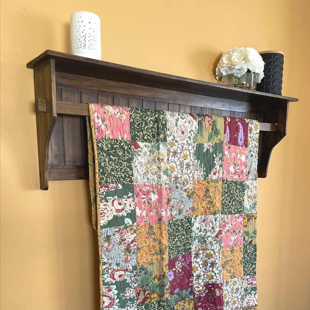 RELODECOR Hanging Quilt Rack with Shelf, Solid Pine Wall Mounted Quilt Shelf with Quilt Rod, Rustic Farmhouse Wall Rack for Hanging Quilts and Blankets for Bedroom