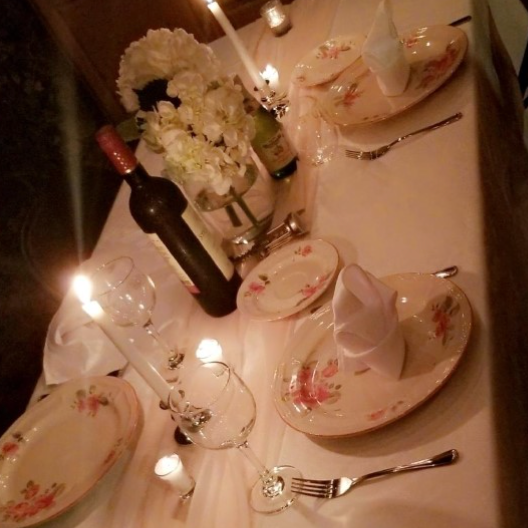July 18 2020 candle light dinner. Quarantine dinner for what was supposed to be our original wedding date!
¡Cena de cuarentena para la que se suponía que iba a ser nuestra fecha de boda original!