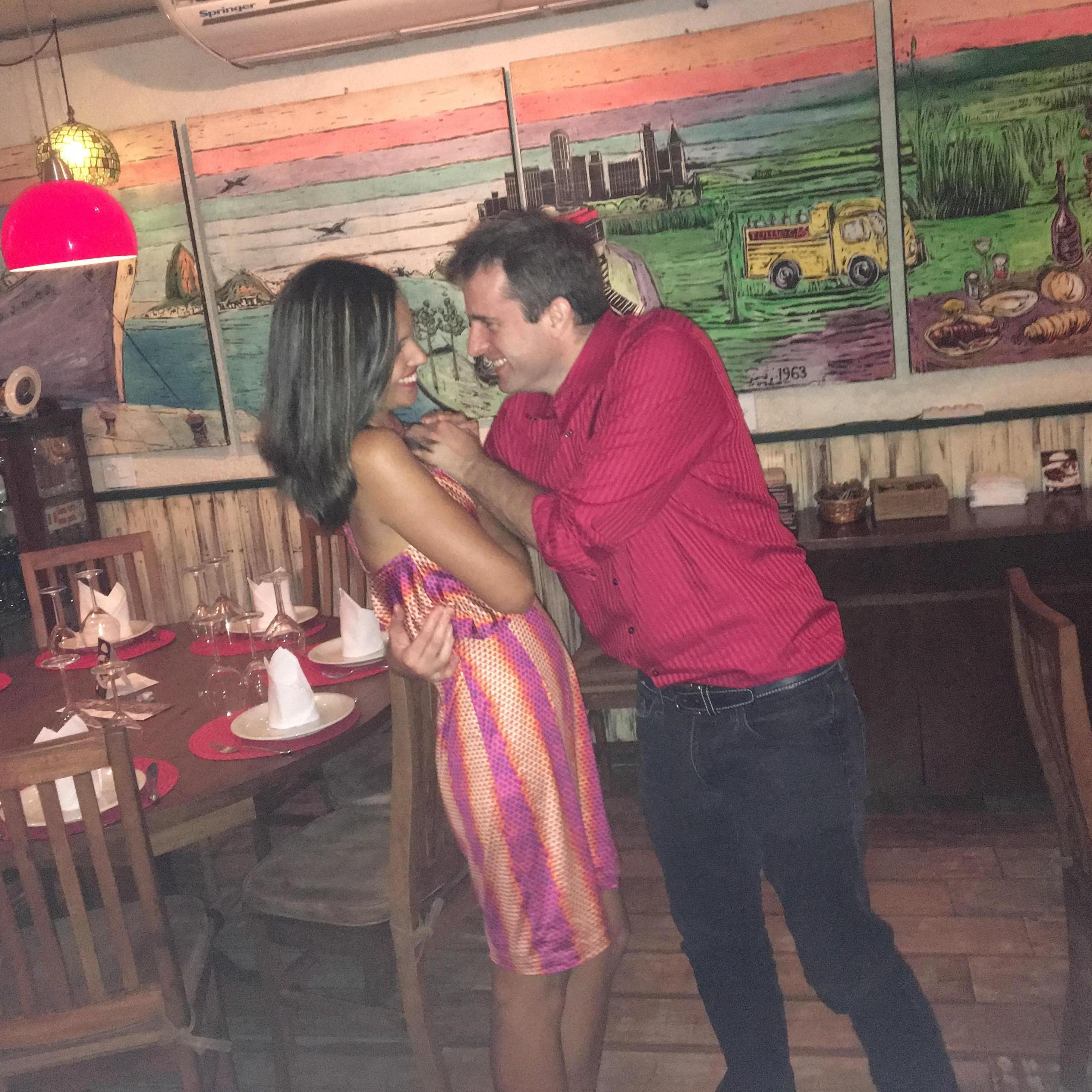 No dia seguinte, nós saímos juntos no nosso primeiro encontro,/
The following day, we went out on our first date,/