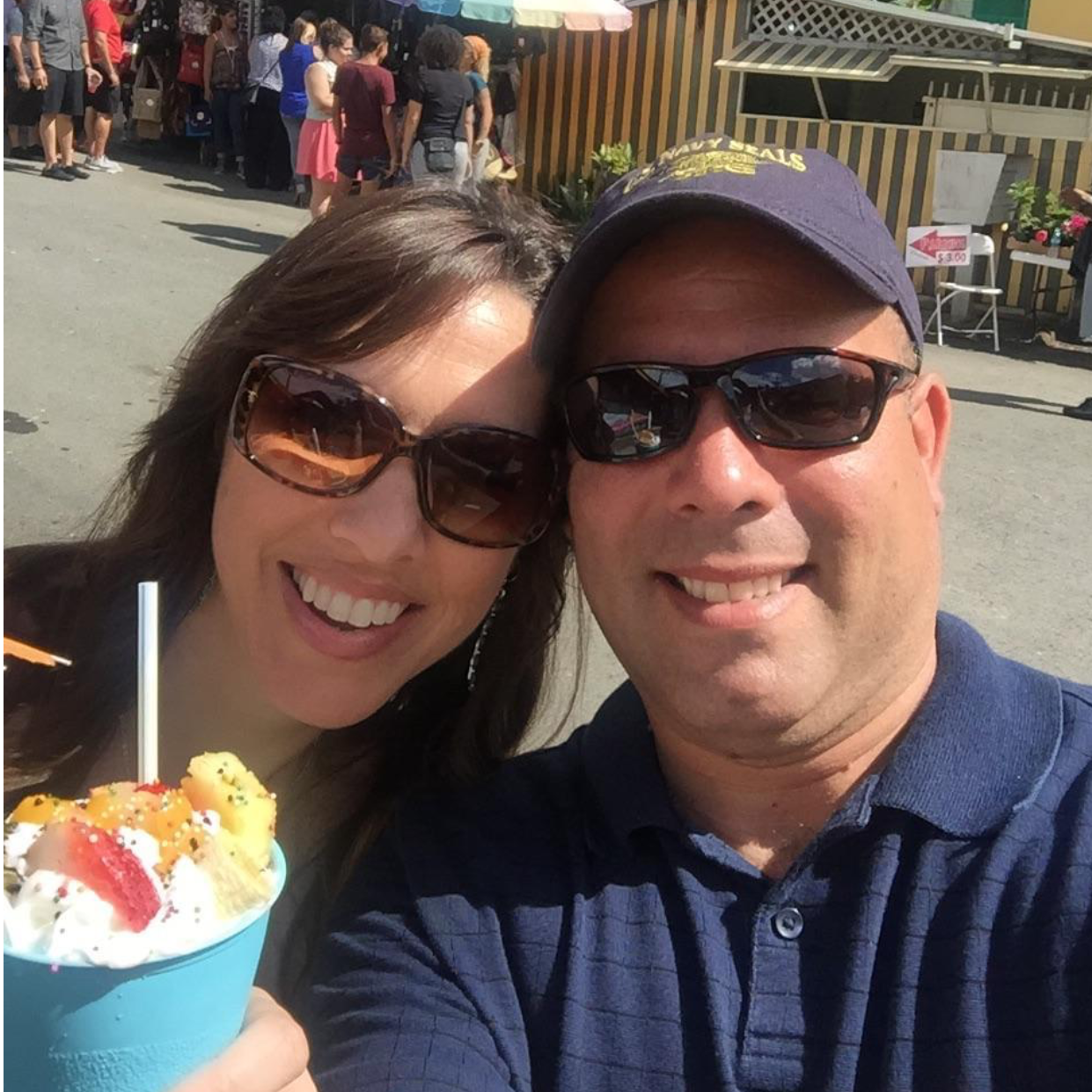 Enjoying a Pina Colada and pork in Guavate/Disfrutar de una Pina Colada y lechon en Guavate