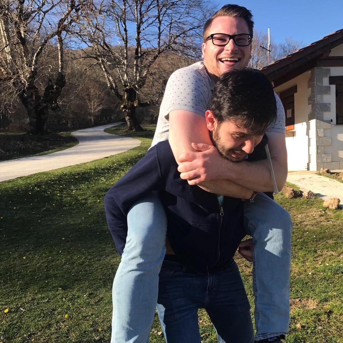The only piggy back rides Matt ever got from Jesus; Jesus says Matt is too big!
El único paseo en caballito que Matt ha tenido de Jesús; ¡Jesús dice que Matt es demasiado grande!