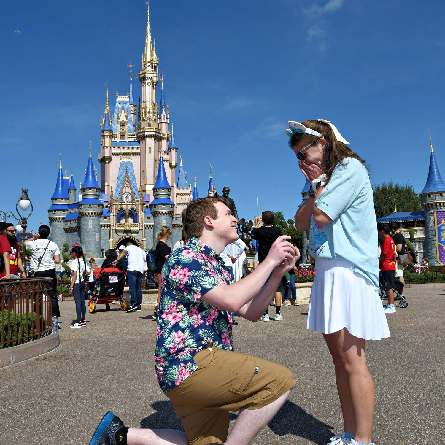 Zeke helped move Emily out of her Florida apartment, and proposed the next day in her favorite place! 💍💍