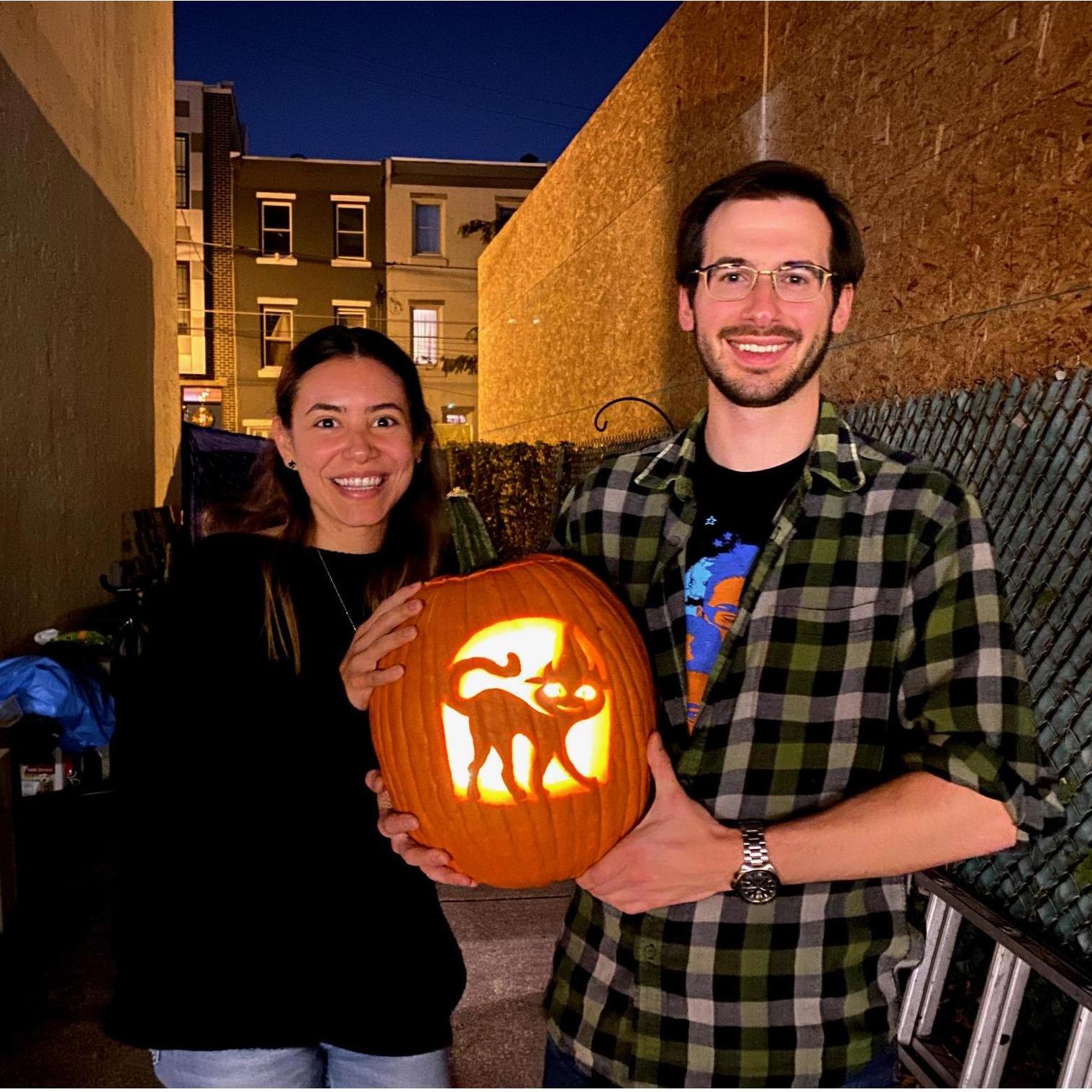 Carving pumpkins! | ¡Tallando calabazas!
