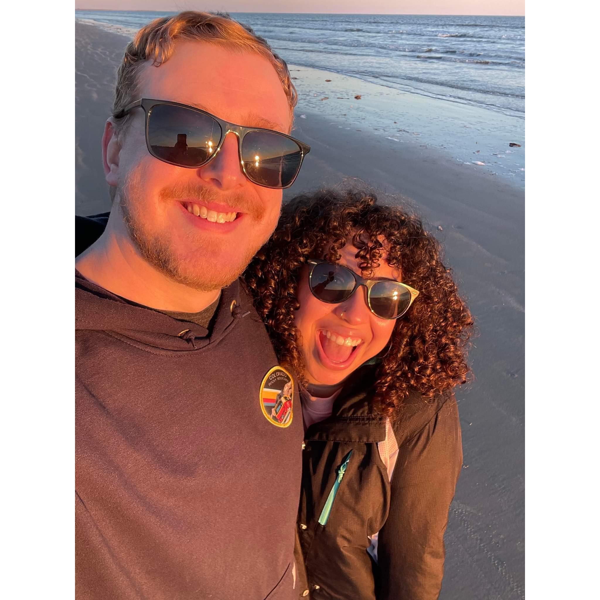 January 2022: AJ's first vacation with Matt's family at a beach in South Carolina | Las primeras vacaciones de Alicia con la familia de Matt en una playa de Carolina del Sur