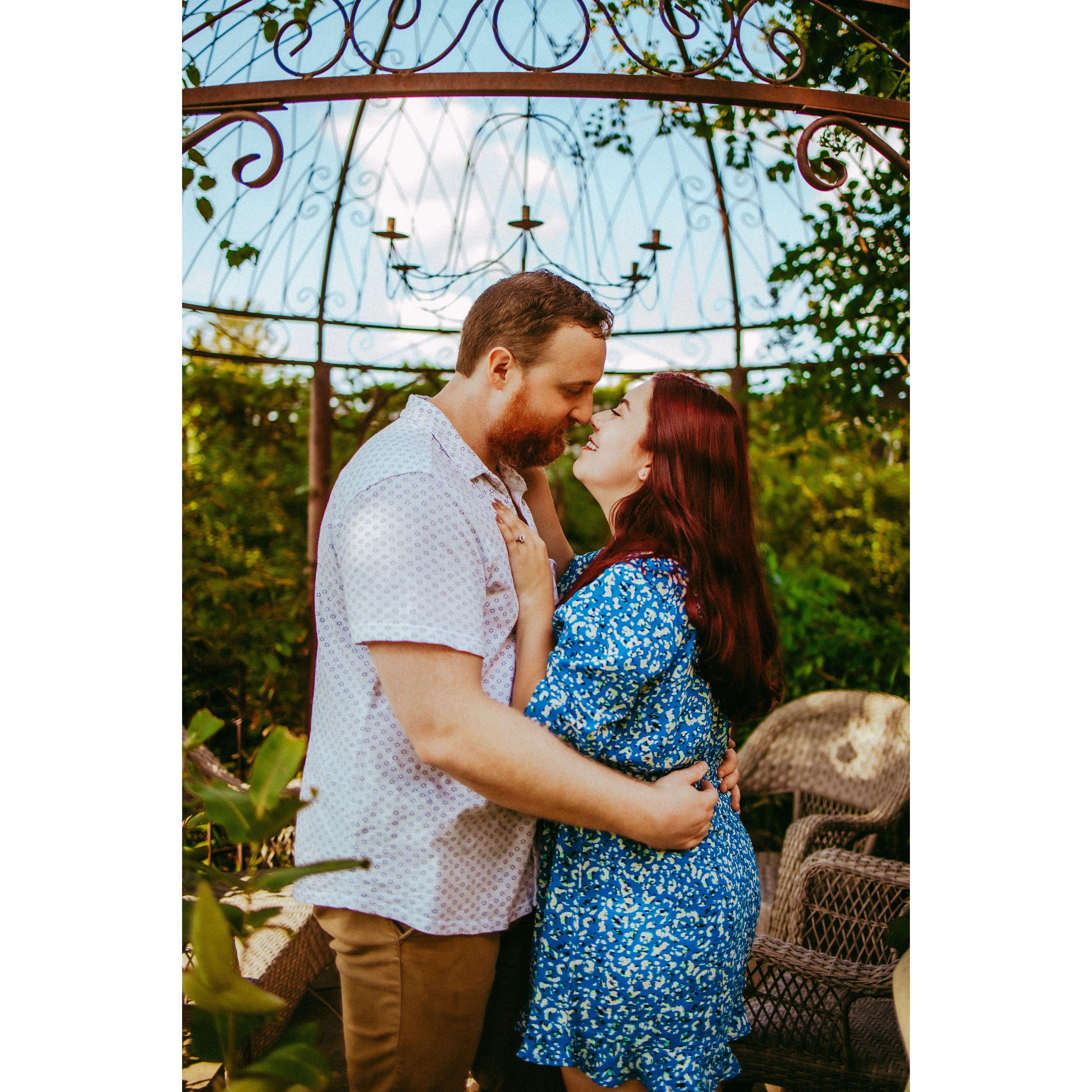 Engagement photos in Omaha, NE. Photos: Jesi Lee Photography