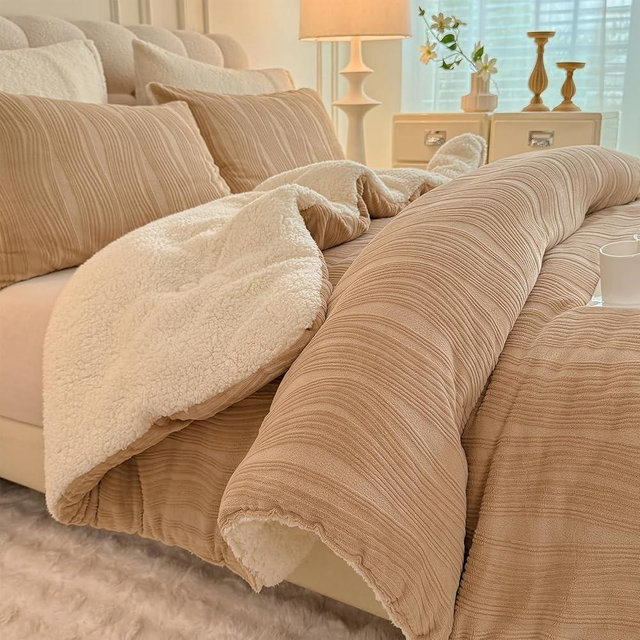 tohrisa 3D Striped Jacquard Sherpa Comforter Set King Size, Boho Geometric Pattern Quilt Bedding 3 Pieces Warm Cozy Fuzzy Comforter with 2 Pillowcases(104"X90" Beige)