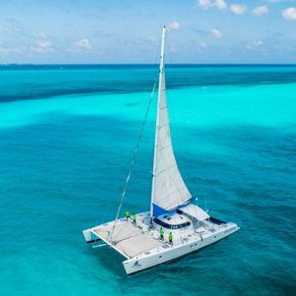 Honeymoon Excursion: Catamaran and Beach Day in Cozumel