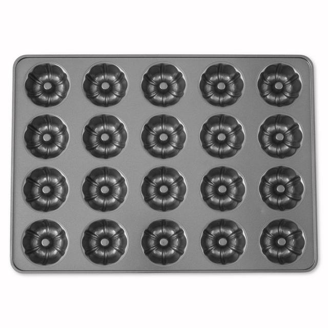 Wilton® Perfect Results Mega Mini Fluted Pan