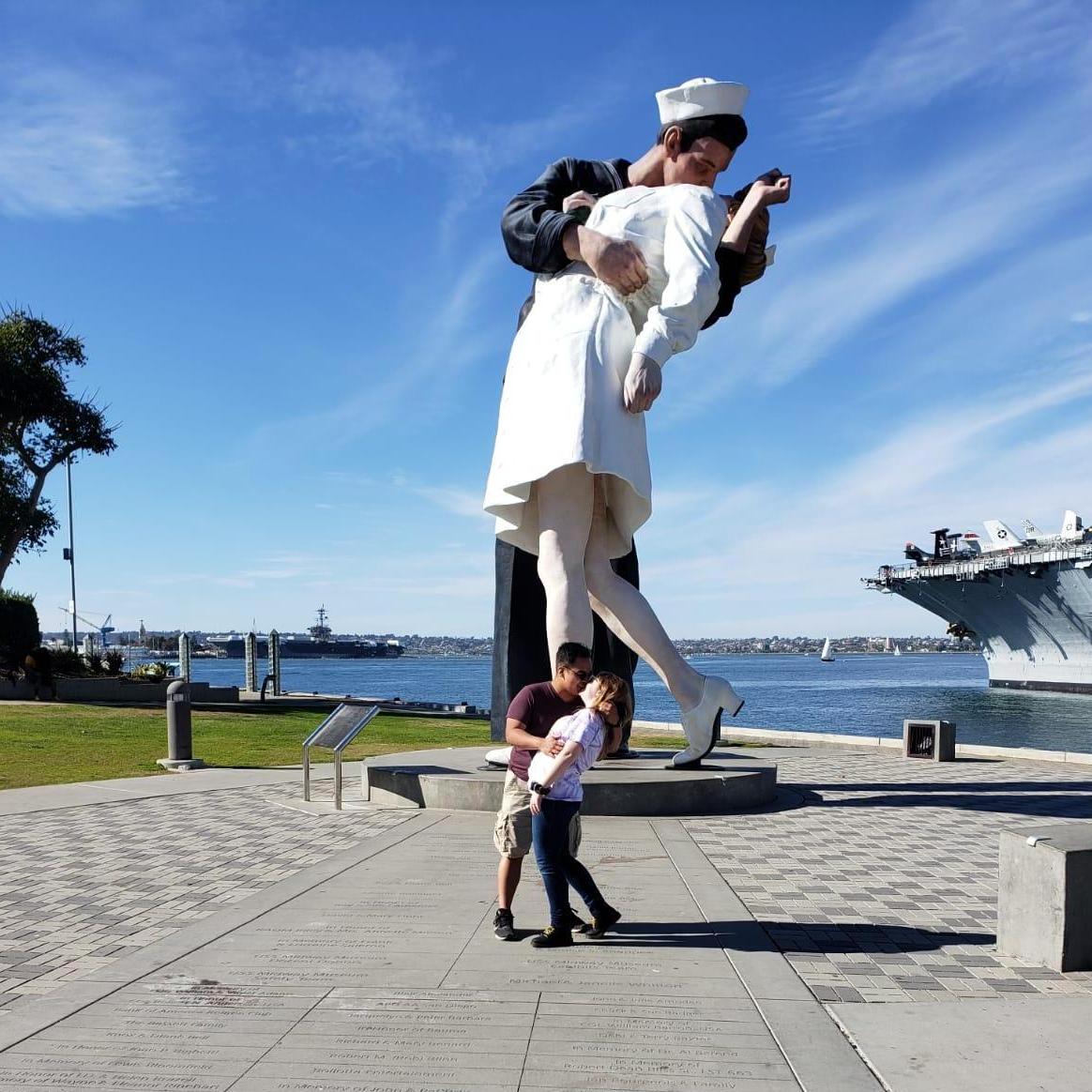 Our attempt to recreate the iconic statue of a Sailor's reaction to the war ending.
Nuestro intento de recrear la estatua icónica de la reacción de un marinero al final de la guerra.