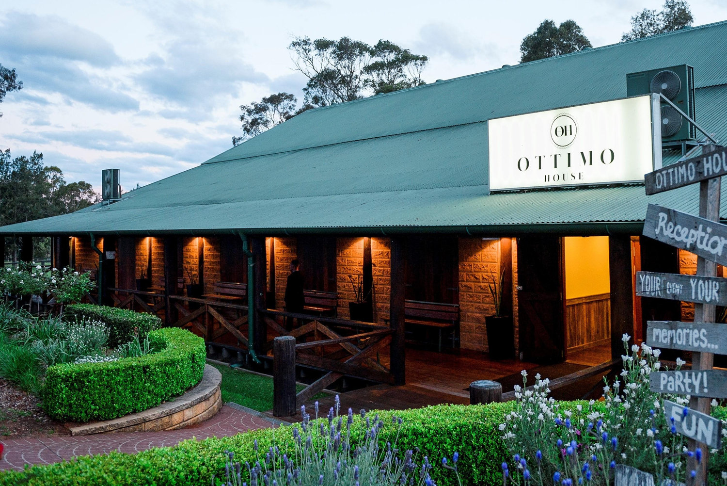 The Wedding Website of Jacqueline Laffan and Mitchell Wong