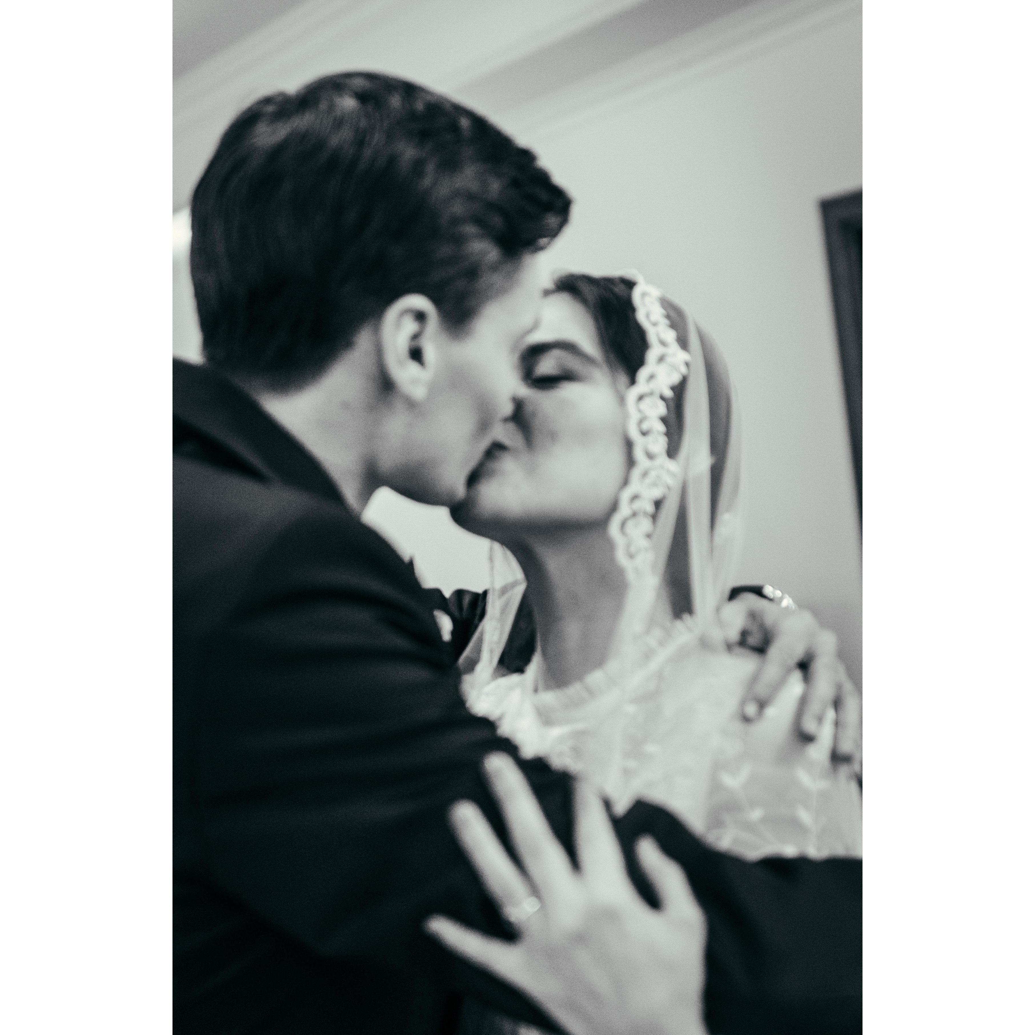 The First Kiss / El Primer Beso