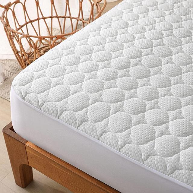 King Size Bamboo Quilted Fitted Mattress Protector, Breathable 3D Cooling Waterproof Mattress Pad Fits 18“ Deep Pocket, Noiseless Mattress Cover White