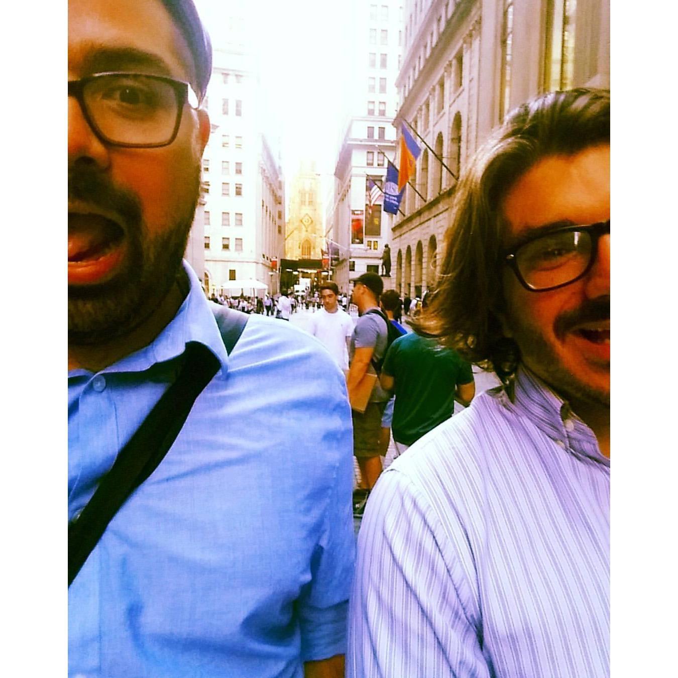 When we first met, we both worked near Wall Street.
Cuando nos conocimos, ambos trabajábamos cerca de Wall Street.