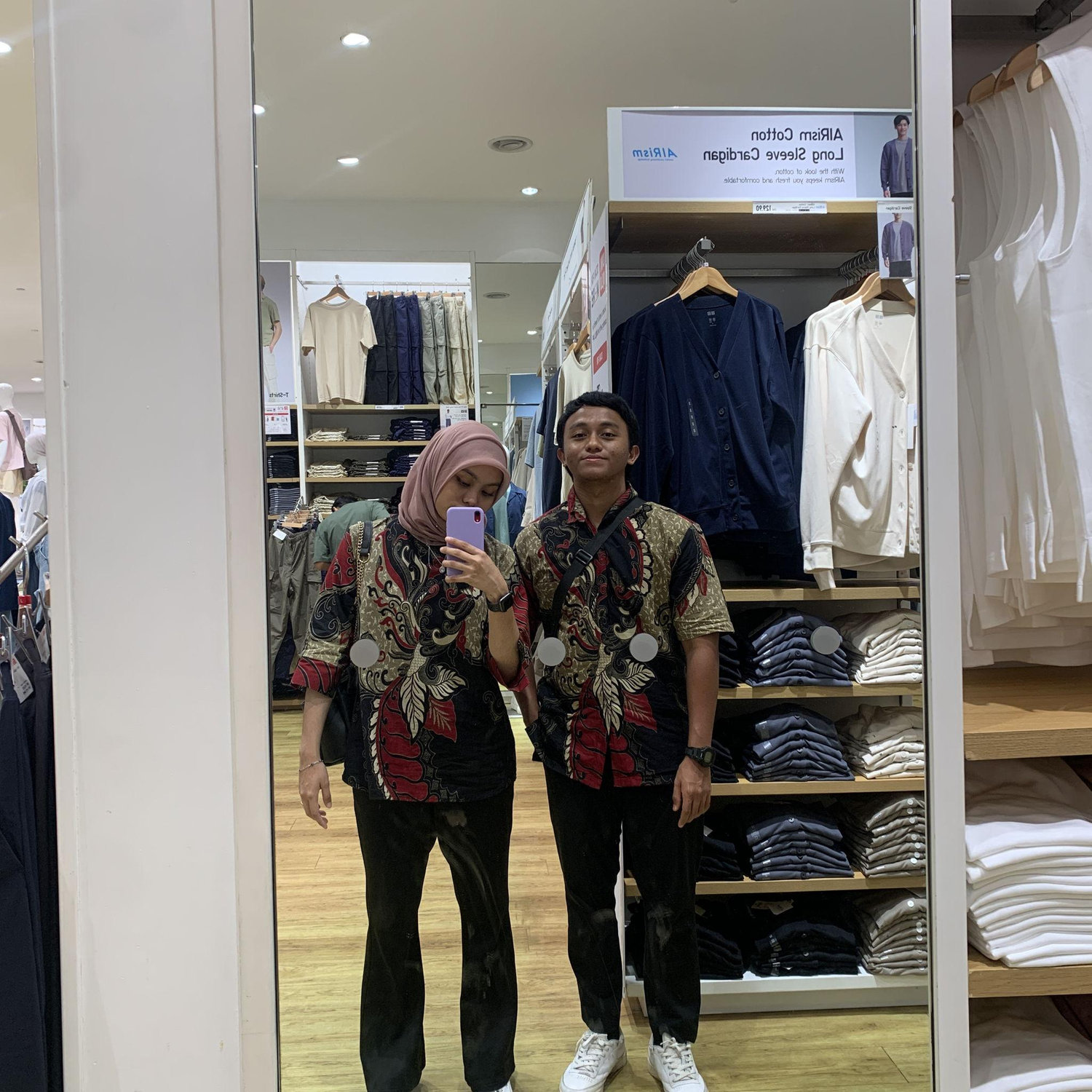 one mirror selfie please