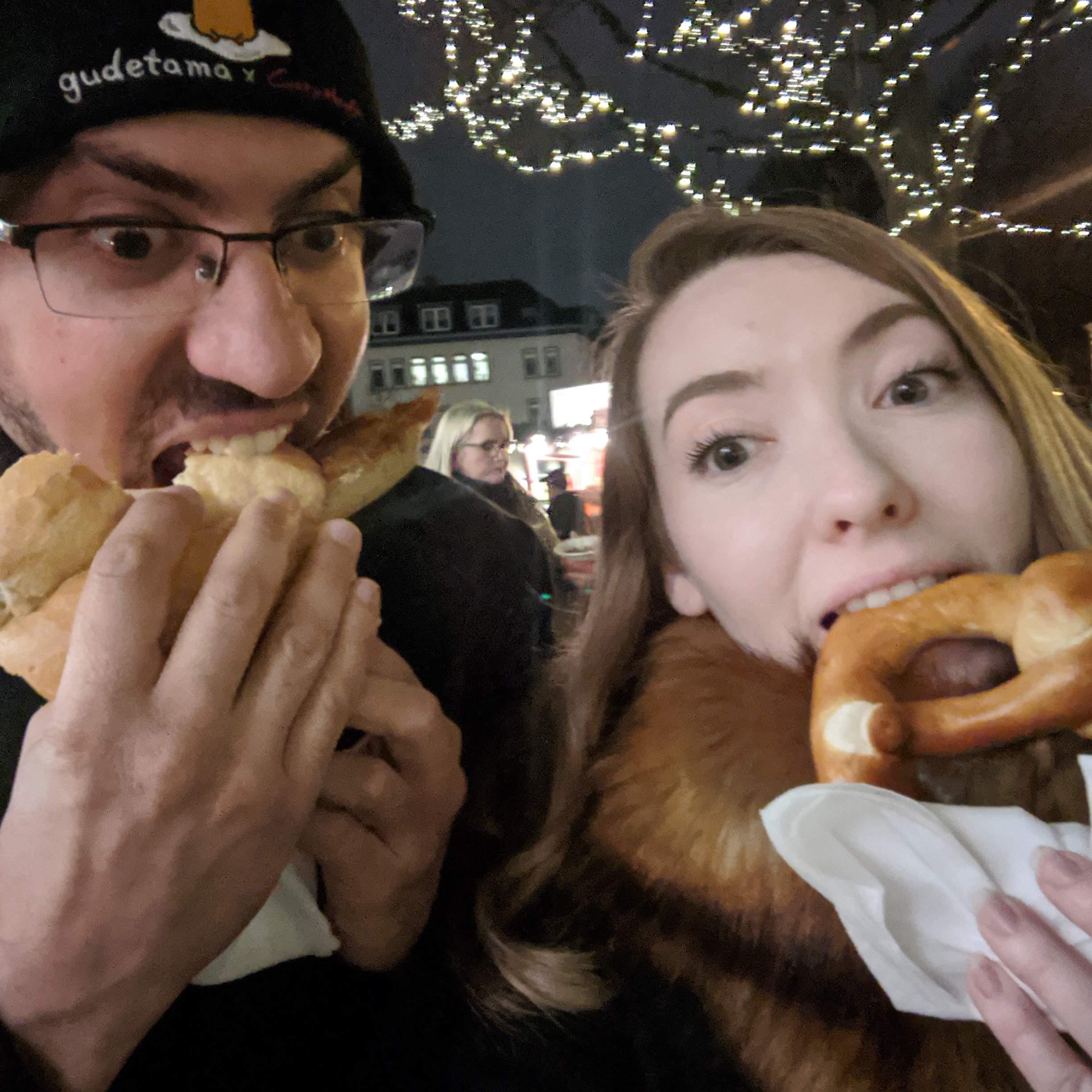 When traveling, eating our top priority. The pretzels in Germany did not disappoint.

Quando viaggiamo, lo facciamo più che altro per mangiare i piatti locali. I pretzel in Germania non hanno deluso.