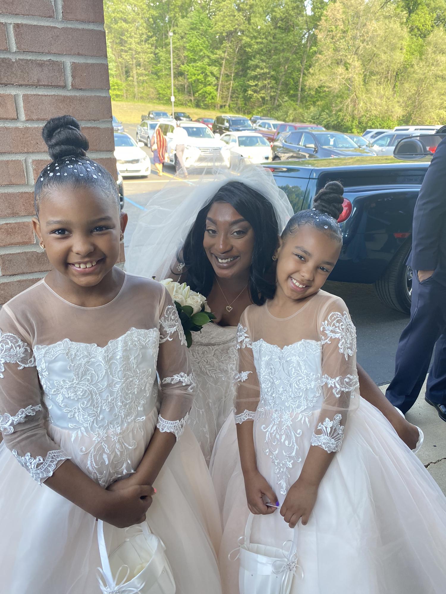 Bride 👰🏾 and flower girls