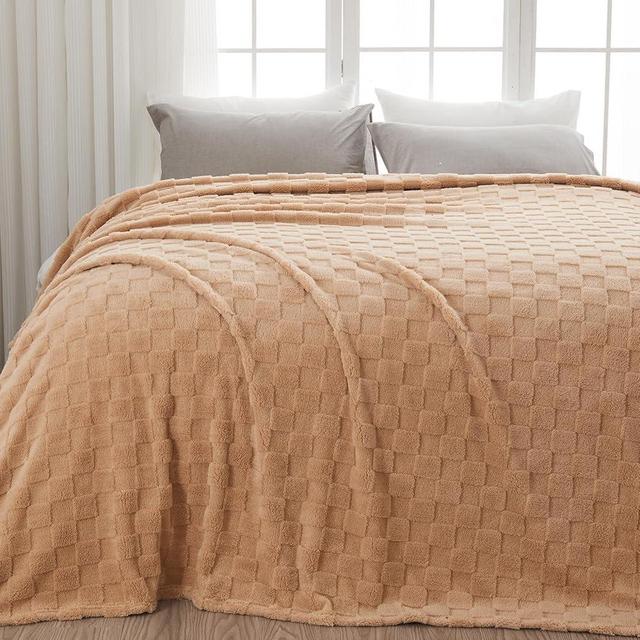 NEWCOSPLAY Super Soft King Blanket Brown Premium Silky Flannel Fleece 3D Checkered Lightweight Bed Blanket All Season Use (Brown Checkered, King(90"x110"))