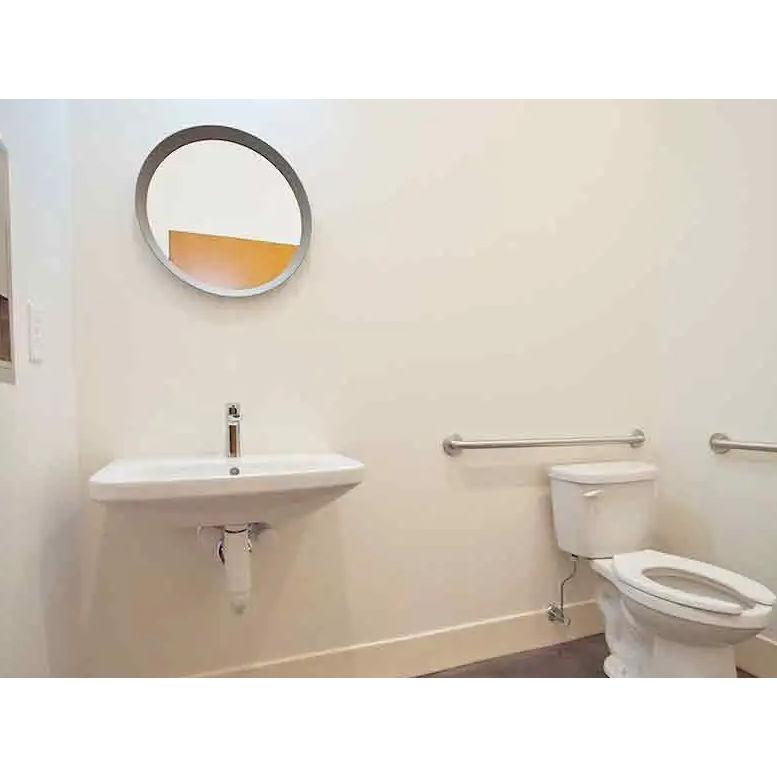 Main Lodge: 2 rooms of up to 8 - 8 queens