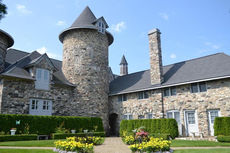 The Wedding Website of Amanda Thompson and Ryan McHale
