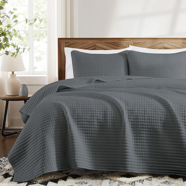 WRENSONGE King Size Quilt-3 Pieces Lightweight Bedspreads Grey King Quilt Bedding Set for All Seasons, Soft Summer Coverlet with 2 Pillow Shams Suitable for Bed, Couch, Quilt Blanket