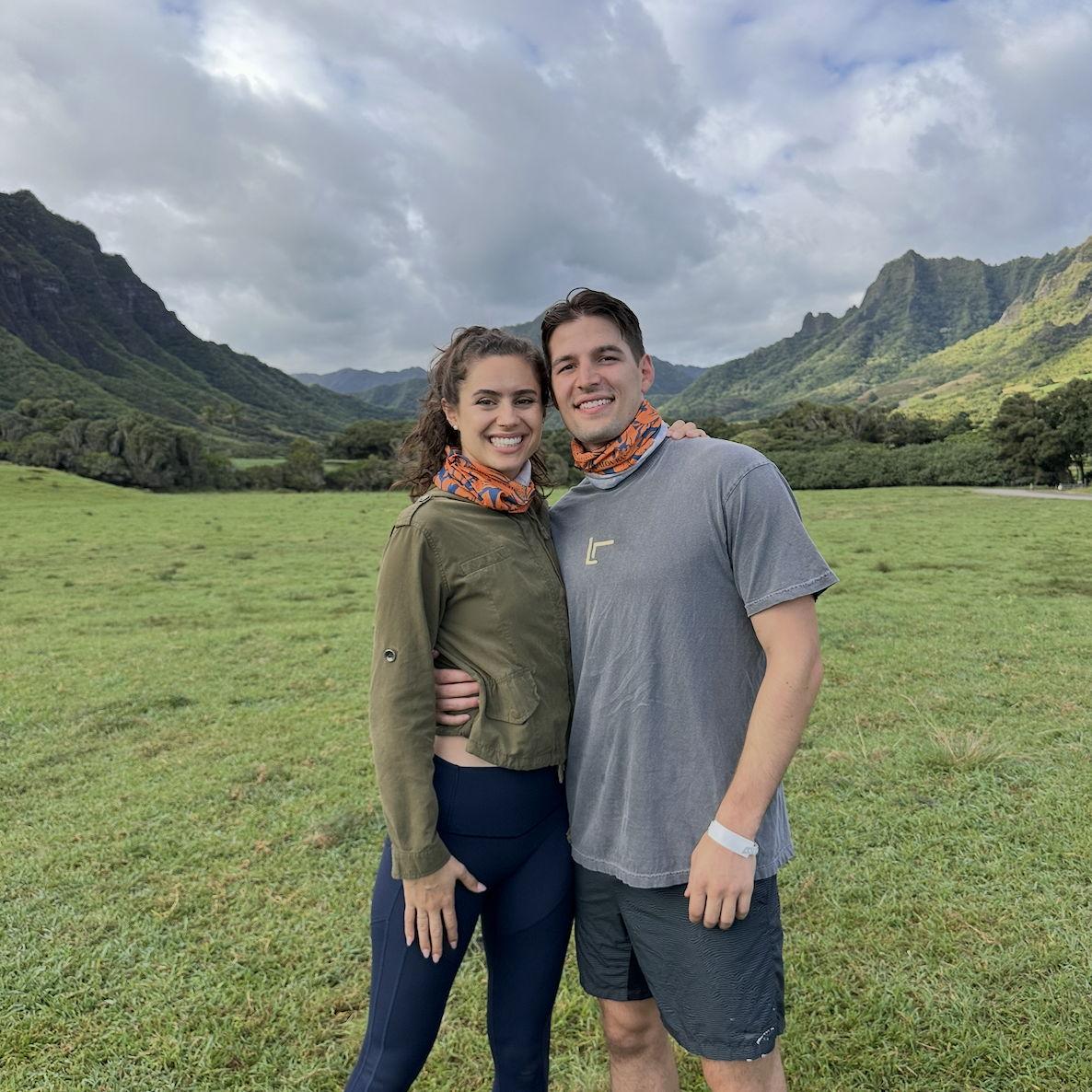 They go to Hawaii for a huge combined family thanksgiving in 2024, where Kaitlyn's mom so generously welcomes 20 of their friends and family over. The future in-laws meet for the first time!