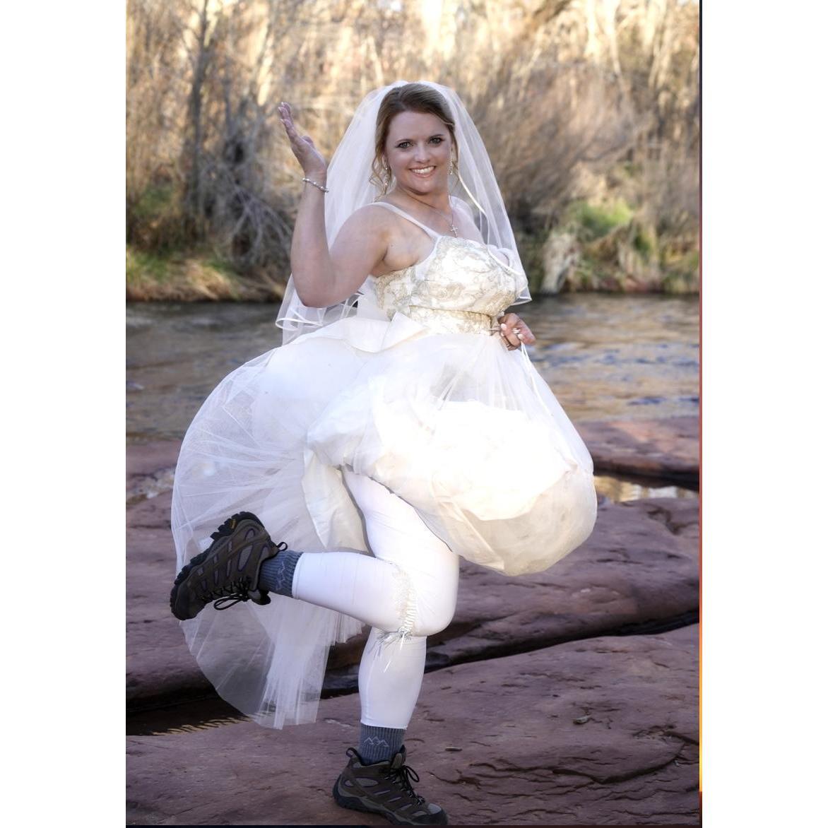This was too funny not to share! I ordered a “bridal buddy” to hold my dress as I hiked through the red rocks. I HIGHLY recommend it. My dress didn’t get dirty at all 👏