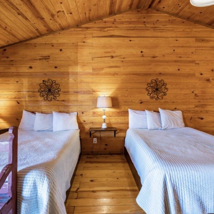Historic Leakey Inn-
Cabins/Bar & Grill/Live Music 🎶