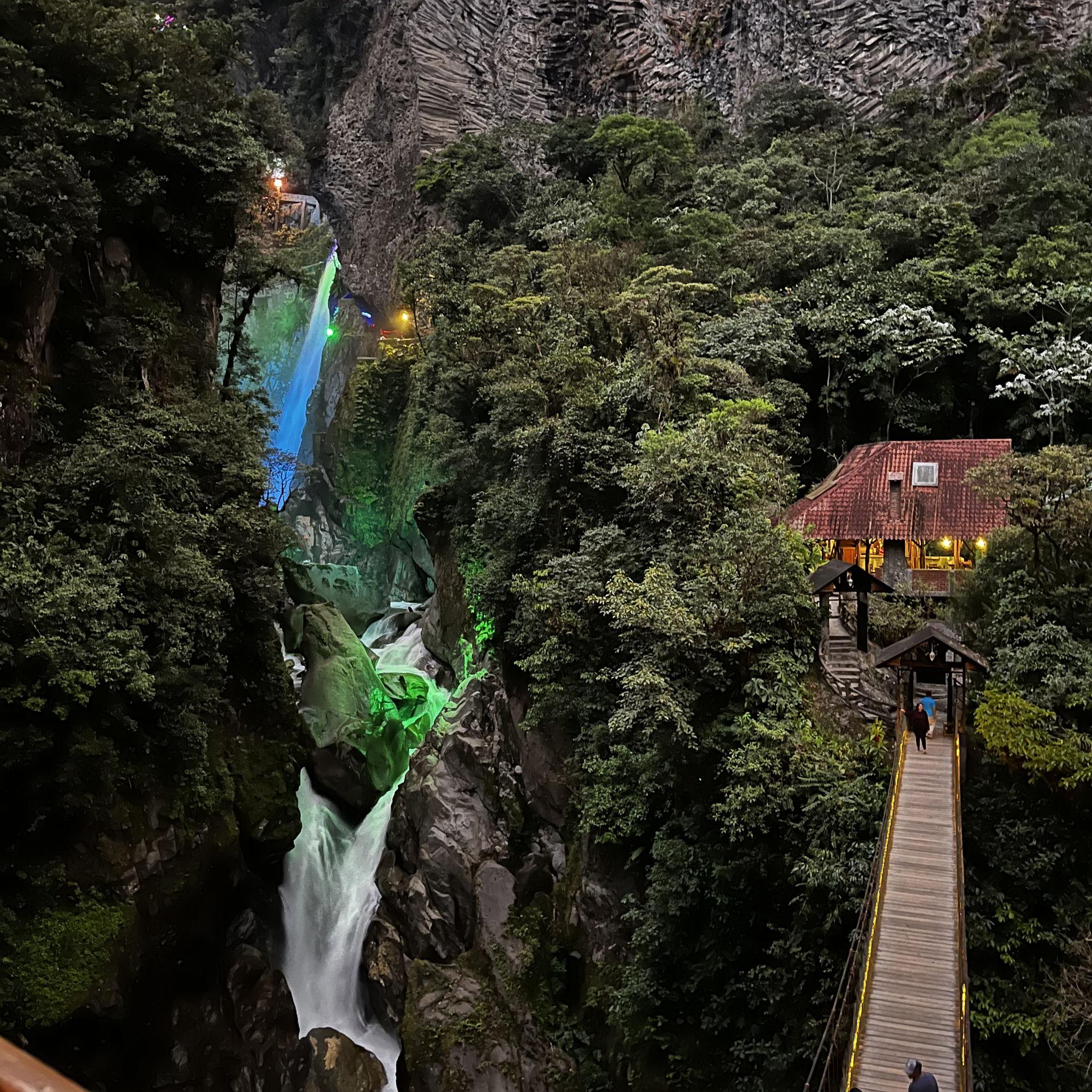 Baños de Agua Santa – Pailón del Diablo: One of Ecuador’s most famous waterfalls, fed by the Pastaza River in the Andean cloud forest.