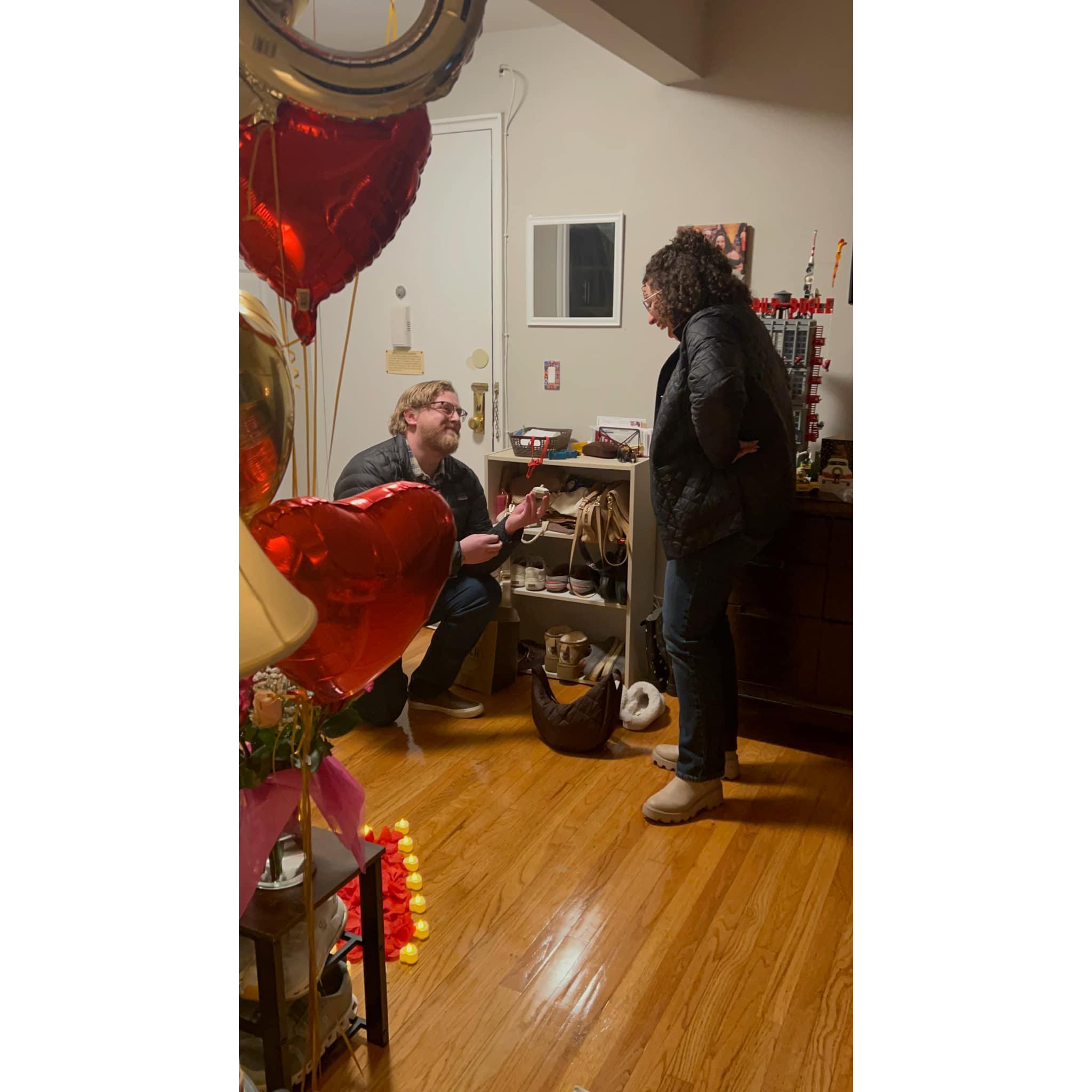 Dec 2024: The proposal! He enlisted her friend Sarah to help, and their families watched over Zoom. | ¡La propuesta! Contó con la ayuda de su amiga Sarah, y sus familias vieron la propuesta por Zoom.