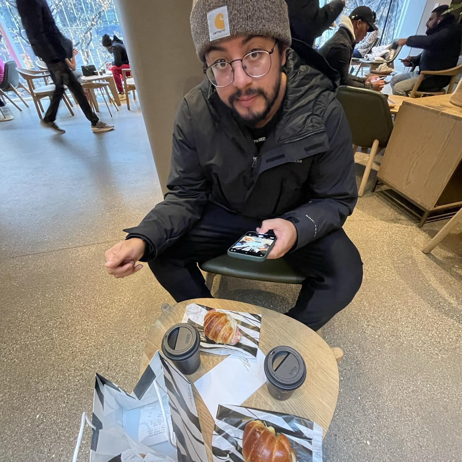 Road tripping back home and of course we had to stop by the Starbucks Reserve in Chicago 🤭