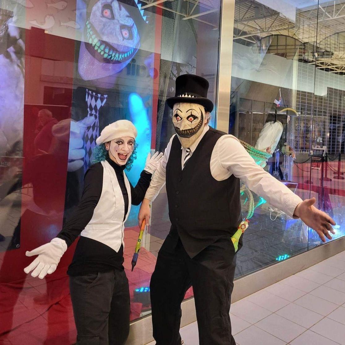 Working together at a haunted house - 2022