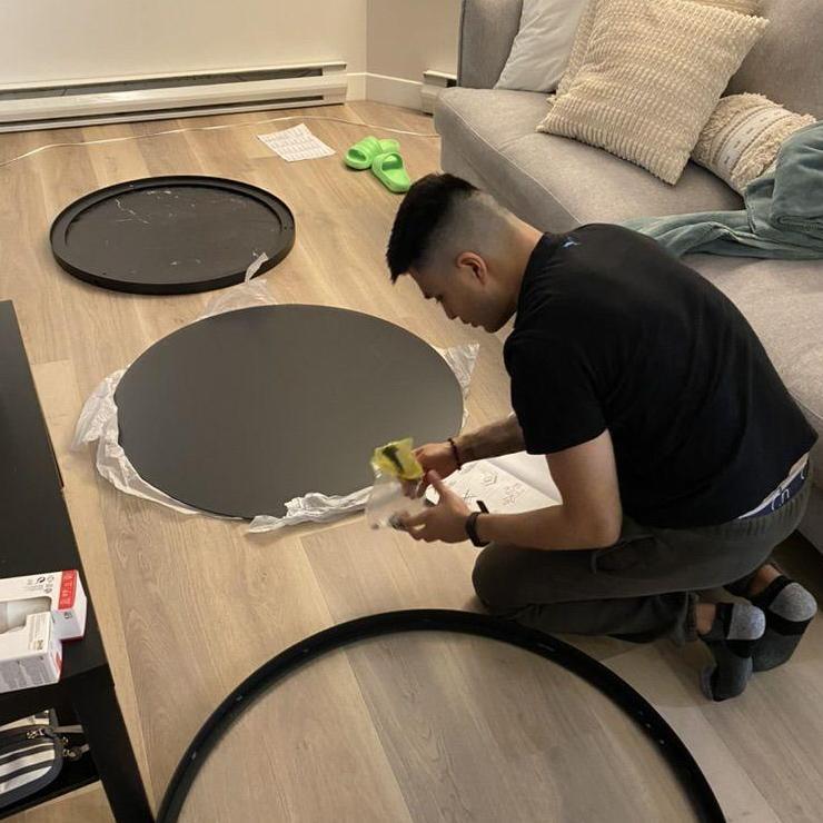 🛠️ Alex armando constantemente nuestros muebles de la casa: Si nuestra casa se sostiene firme, es porque Alex ha armado TODO. Mi handyman favorito. 😍