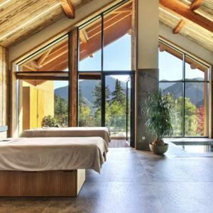 A peaceful couples’ massage at the château spa