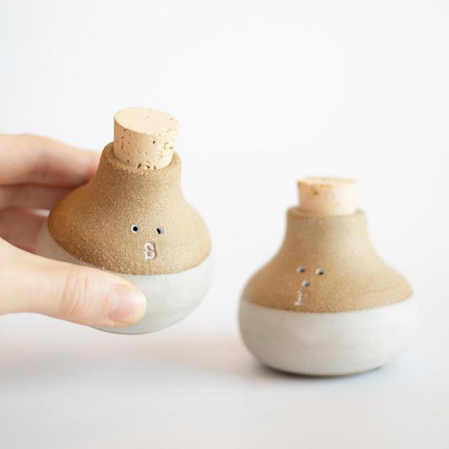 Salt And Pepper Shaker Set of 2 Handmade Ceramic Cooking Gift For Her Kitchenware Modern Table Decor Housewarming Gift | MADE TO ORDER