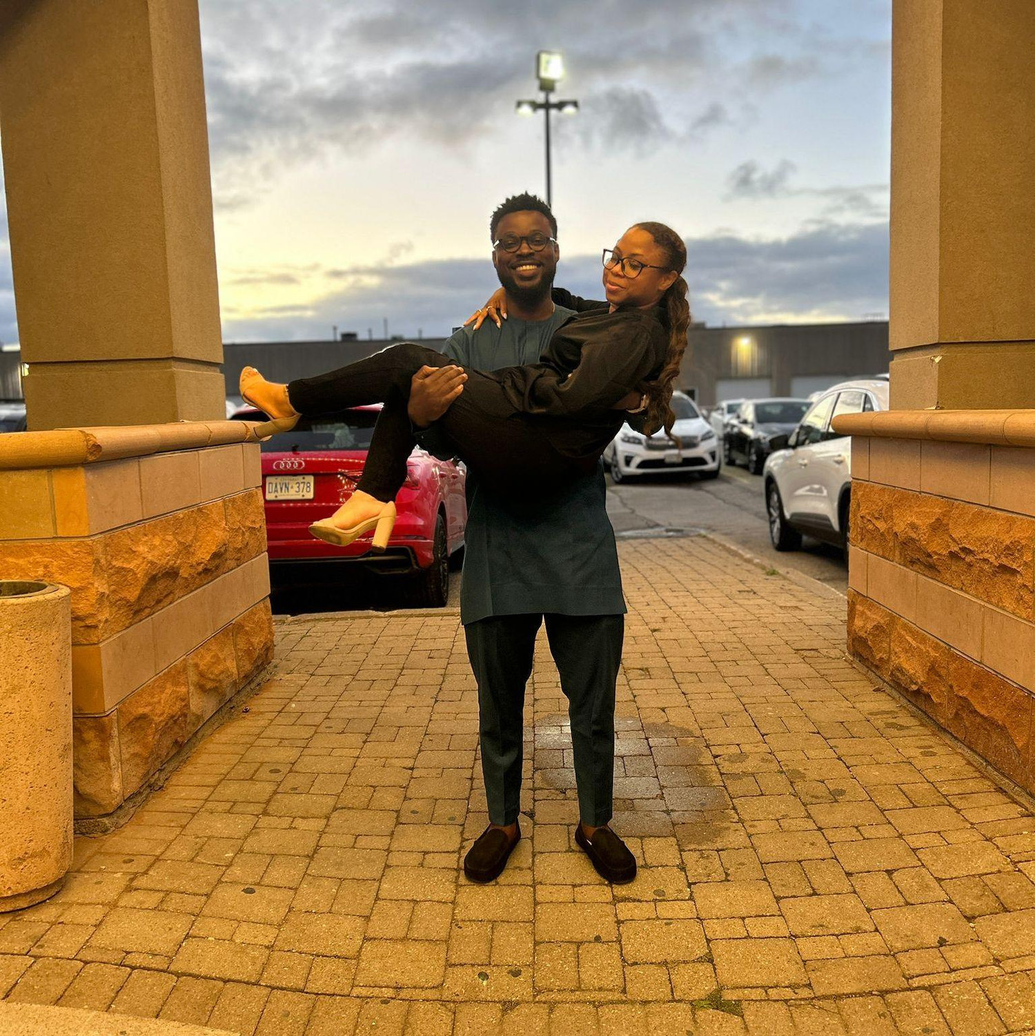 He swept her off her feet😍